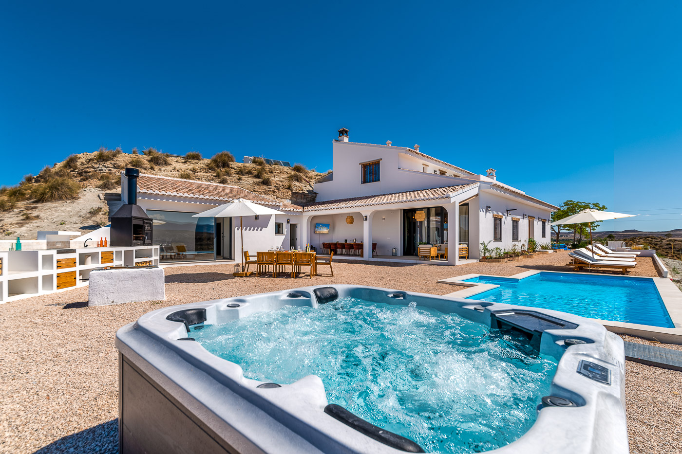 Piscina calefactada y también jacuzzi exterior!